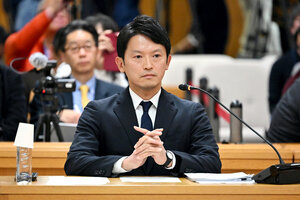 兵庫県議会の百条委員会で証人尋問に応じる斎藤元彦知事=2024年12月25日午後、神戸市中央区の兵庫県庁、代表撮影