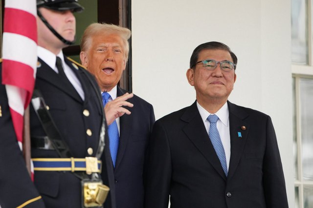 石破茂首相（右）を出迎え、記者からの問いかけに応えるトランプ大統領=2025年2月7日午前11時50分、米ワシントンのホワイトハウス、恵原弘太郎撮影