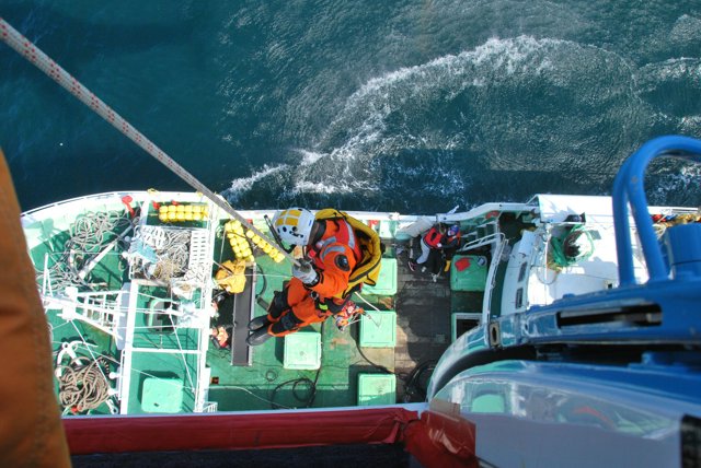 宮城県塩釜港沖で津波にあった第3くに丸。船員10人のうち4人が海に落ちたが、救助のヘリが到着したのは翌朝だった=2011年3月12日午前10時半ごろ、海上保安庁ヘリから撮影、同庁提供