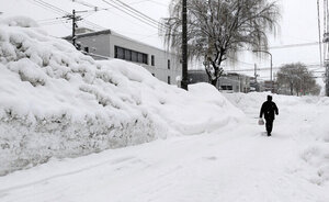 平年の3倍以上の積雪となった青森市内。道路脇には人の背丈より高く雪が積まれている=2025年1月4日午前9時43分、青森市、伊藤唯行撮影