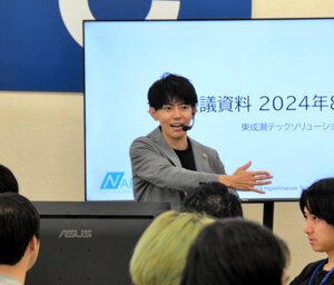 全体会議で社員に語りかけるなるテック社長の近藤純光=2024年8月1日、秋田県東成瀬村、東野真和撮影