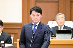 代表質問に答える斎藤元彦・兵庫県知事=神戸市中央区