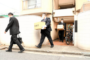 性風俗店の事務所への家宅捜索から出る警視庁の捜査員ら=2025年1月27日午前11時16分、東京都新宿区百人町１丁目、三井新撮影