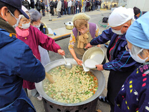 生活困窮者にふるまう中華丼の具を煮込むボランティアら=2024年12月21日、神戸市中央区の小野浜公園、永田豊隆撮影