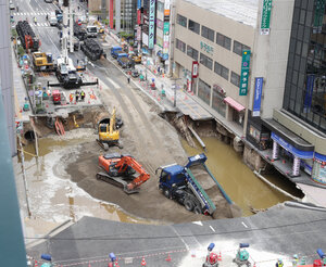 陥没した現場では、パワーショベルなどが整地作業を行っていた＝=2016年11月10日午後0時46分、福岡市博多区