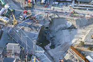 陥没した穴の底に土のうを積み上げる作業が行われた=2025年2月6日午後4時12分、埼玉県八潮市、朝日新聞社ヘリから、菊池康全撮影