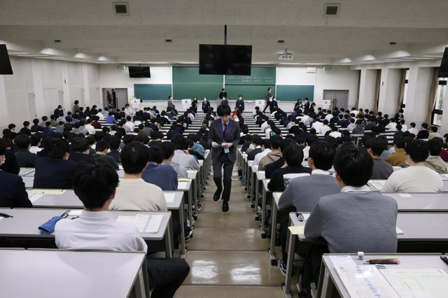 大学入学共通テストを受ける受験生=2025年1月18日午前9時8分、兵庫県西宮市、有元愛美子撮影