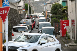 学校前にできた、生徒を送る車の列=2024年12月17日午前8時28分、北九州市小倉南区、山本達洋撮影（画像の一部を加工しています）