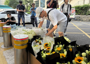 深圳日本人学校の男児が亡くなった19日、学校の校門前に花を手向ける人たち=2024年9月19日、中国・広東省深圳市、小早川遥平撮影