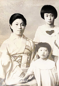 近藤豊子さん（手前）と母親の芳江さん。豊子さんの後ろは姉の光江さん＝１９３５年ごろ、近藤さん提供