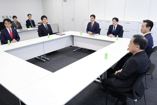 協議に臨む自民党の小野寺五典（中央右）、公明党の岡本三成（右端）、日本維新の会の青柳仁士（左から2人目）の各党政調会長ら=2025年2月21日午前10時4分、国会内、岩下毅撮影