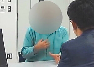 田渕大輔検事（手前）が山岸忍さんの元部下を取り調べる様子=山岸さんの弁護団提供（画像の一部を加工しています）