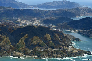 火災に見舞われた山林では、山肌が黒く焦げていた=2025年3月6日午前11時12分、岩手県大船渡市、朝日新聞社機から、菊池康全撮影