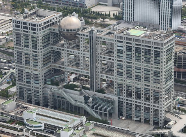 フジテレビ本社ビル＝２０２３年９月１５日、東京都港区、朝日新聞社ヘリから、竹花徹朗撮影