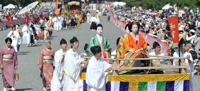 京都御所を出発する時代祭の行列＝2012年10月22日午後