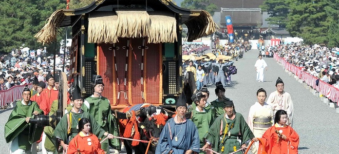 京都御所を出発する時代祭の行列＝2012年10月22日