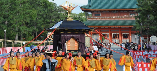 平安神宮を出発する「神幸列」＝2013年10月22日午前