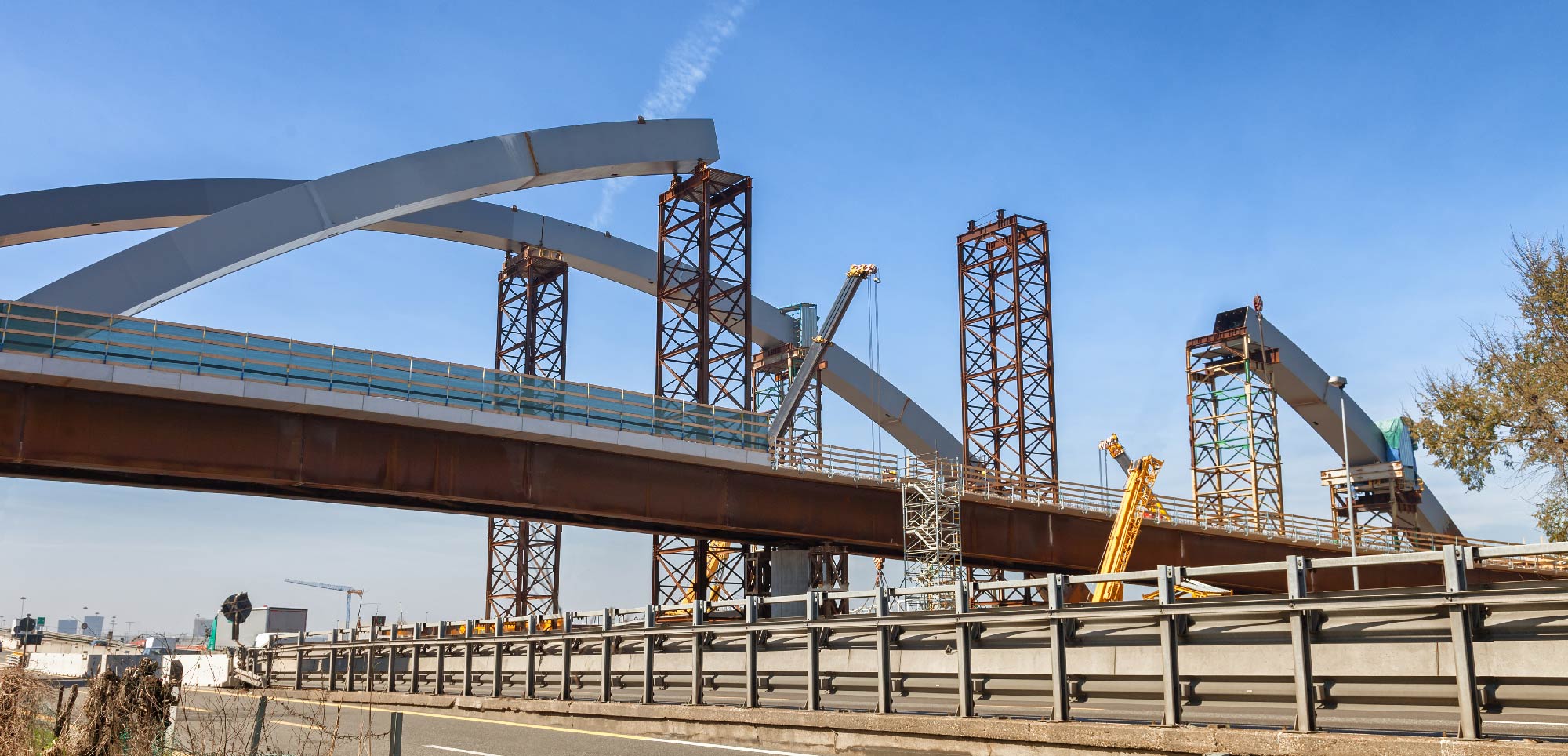 puente en construcción etapa de planeación media