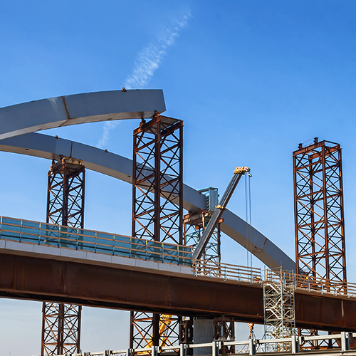 puente en construcción etapa de planeación media