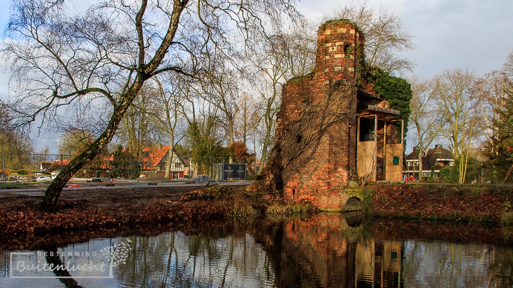 Oude poort van Kasteel Nijenborgh in het stadspark in Weer