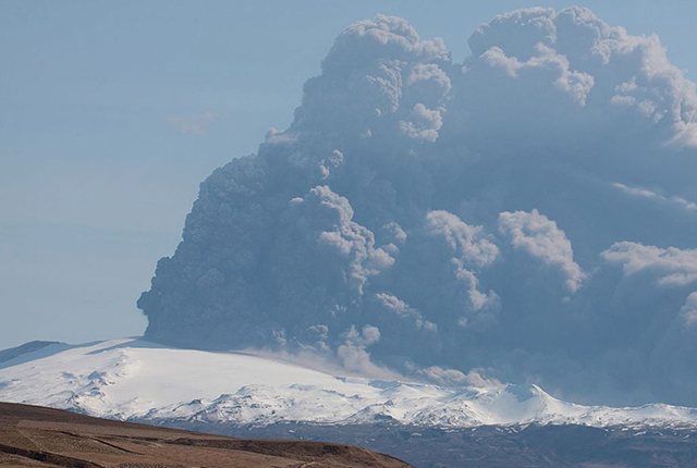 Eyjafjallajokull_volcano_plume_2010_04_17_wikipedia_feature-thumb