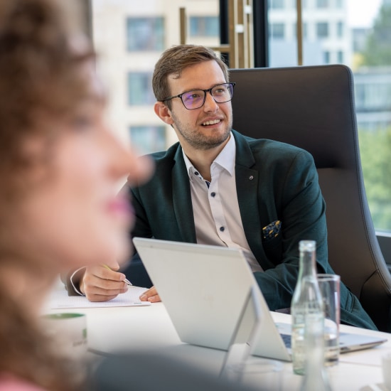 Foto von zwei Mitarbeitenden von BNP Paribas in einem Meeting