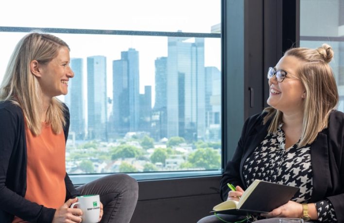 Foto von zwei Mitarbeitenden des Recruiting Teams von BNP Paribas im Gespräch