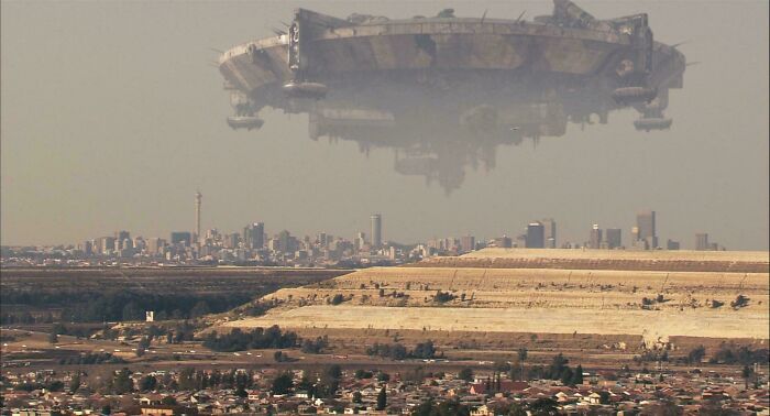 District 9, Massive Alien Ship Flys Over City