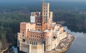 Mysterious “Cool” Castle Detected In The Middle Of A Frozen Lake—Nobody Has A Clue Why It’s There