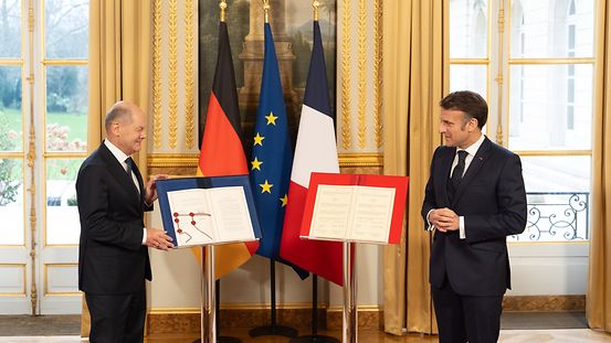 Auf dem Foto zu sehen sind Bundeskanzler Olaf Scholz und Frankreichs Präsident Macron, die den vor 62 Jahren unterzeichneten Élysée-Vertrag in Paris präsentieren.