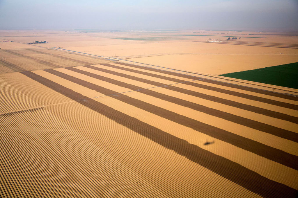 E08HM6 Aerial view of farms effected by drought conditions in California as US President Barack Obama flies past in a tour aboard Marine One February 11, 2014.