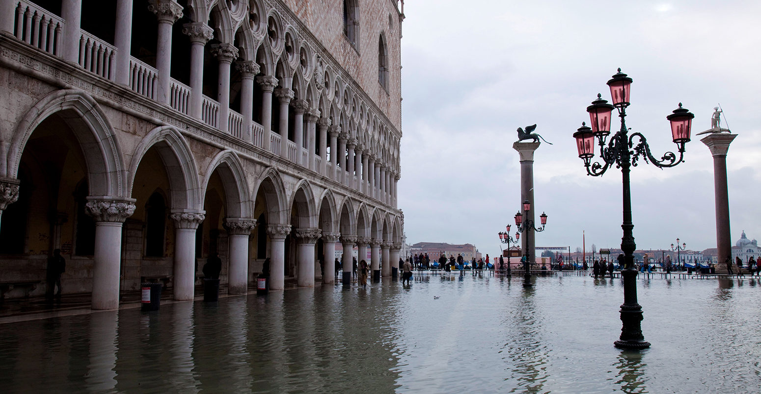 CFF0TE High tide in St. Mark's Square, flooding the square and Doge's Palace, Venice, UNESCO World Heritage site, Veneto, Italy, Europe, 24/12/2010.