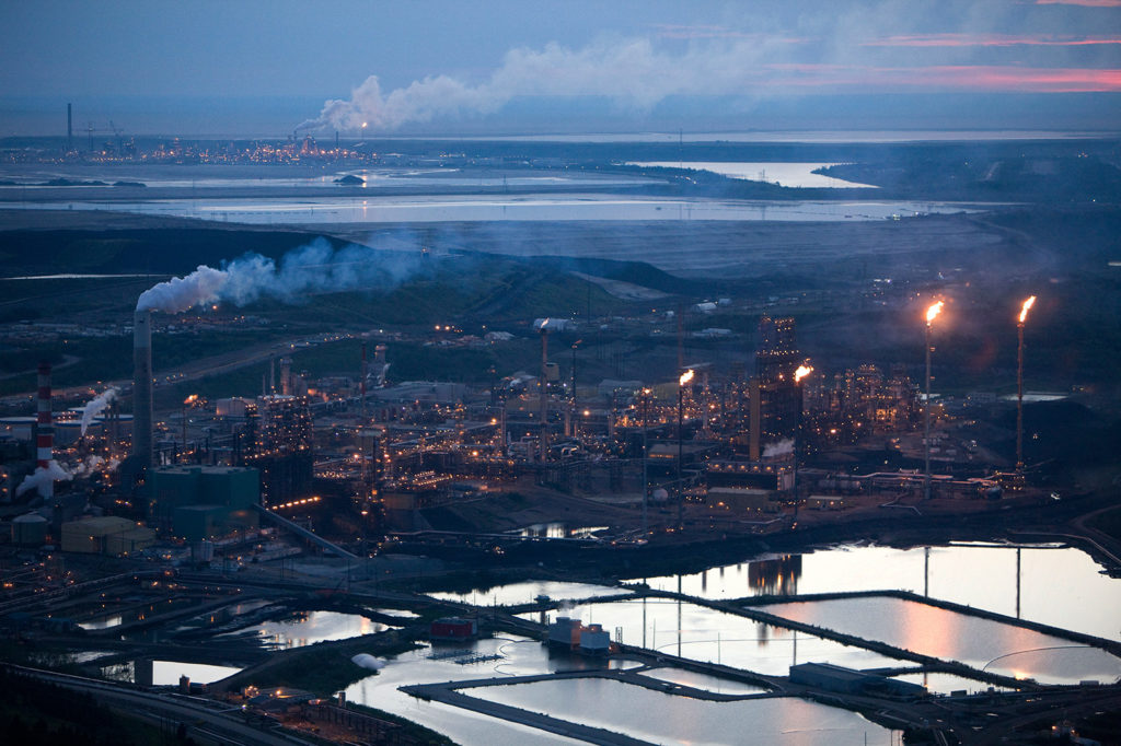 Syncrude and Suncor oil sands mine sites near Fort McMurray, Alberta, Canada. Credit: Cavan / Alamy Stock Photo. BPRET4