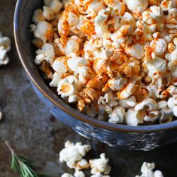 There is no resisting this Smoked Paprika & Rosemary Olive Oil Popcorn recipe! It can be made in 5 minutes and is a fantastic whole grain snack. 102 calories and 3 Weight Watchers Freestyle SP #popcorn #snack #healthy #weightwatchers