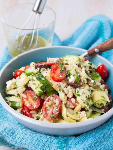 The perfect potluck salad! This easy rice salad recipe has all of the flavors of your favorite Greek salad. 125 calories and 4 Weight Watchers Freestyle SP #salad #rice #healthy #cleaneating