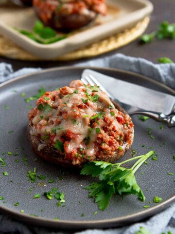 Stuffed portobello mushrooms are a great option for an easy dinner! Always a family favorite. 206 calories and 2 Weight Watchers Freestyle SP #healthy #recipe #dinner #taco