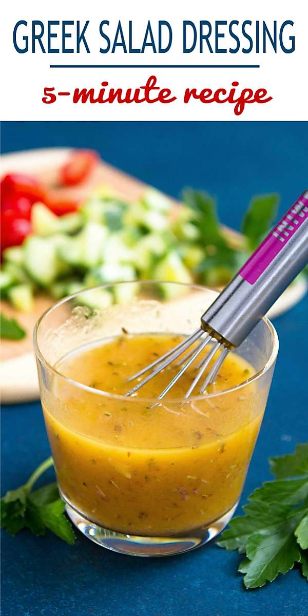 This Greek salad dressing takes just 5 minutes to make! Keep it on hand for salads and grilled vegetables. 62 calories and 2 Weight Watchers Freestyle SP #wwfreestyle #dressing #healthyrecipes