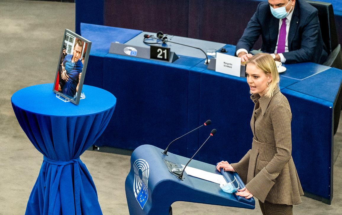 Navalny's daughter giving a speech in the hemicycle. The photo of her father is visible.