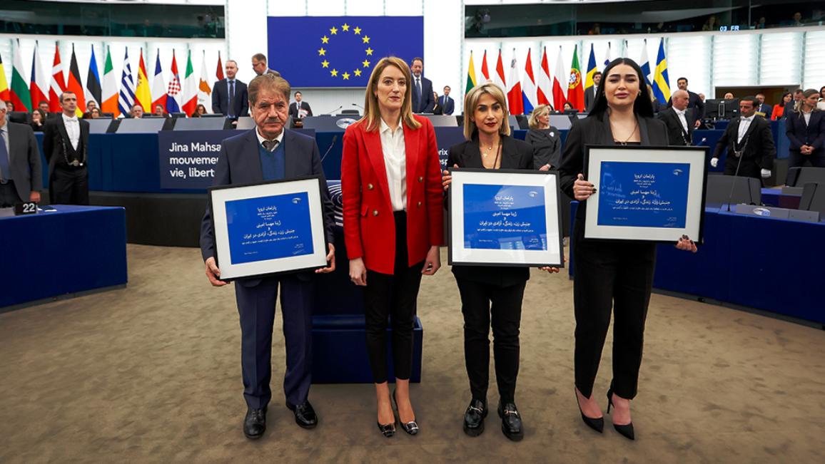 The European Parliament awarded Jina Mahsa Amini and the Woman, Life, Freedom Movement in Iran with the 2023 Sakharov Prize for Freedom of Thought at a special ceremony in Strasbourg.  
       
Jina Mahsa Amini, an Iranian-Kurdish woman, died in 2022 at the hands of Iran’s so-called morality police. They said she broke strict hijab rules. Her death sparked protests in Iran and around the world.        
       
MEPs continue to stand with the women of Iran in their struggle for freedom and equality.