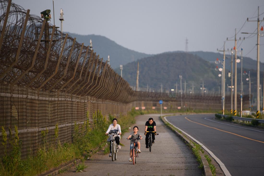 Menschen an der Grenze zwischen Nord- und Südkorea