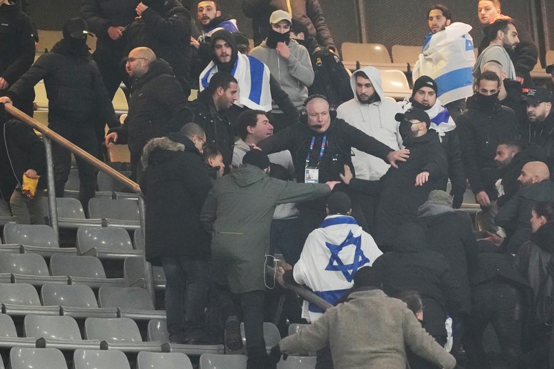 Israelische und französische Fans geraten auf der Tribüne im Stade de France in Paris aneinander.