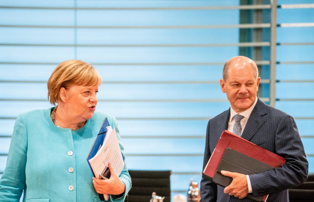 Bundeskanzlerin Angela Merkel (CDU) kommt vor Olaf Scholz, Bundesminister der Finanzen, zur Sitzung des Bundeskabinetts im Kanzleramt.