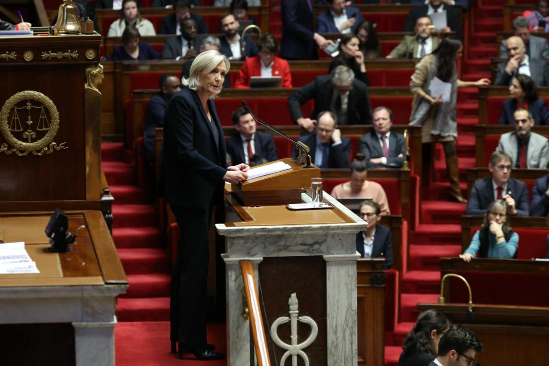 Die Fraktionsvorsitzende des Rassemblement National, Marine Le Pen, spricht während der Debatte vor dem Misstrauensvotum gegen die Regierung von Premier Barnier in der Nationalversammlung.