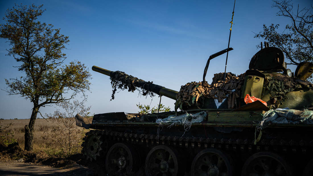 Das Wrack eines T-62-Panzers am Straßenrand aus den Anfängen des Ukraine-Krieges