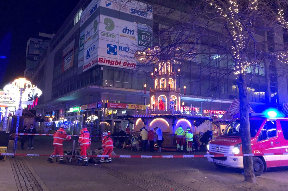 Rettungskräfte kümmern sich um Opfer des Anschlags auf dem Weihnachtsmarkt von Magdeburg.