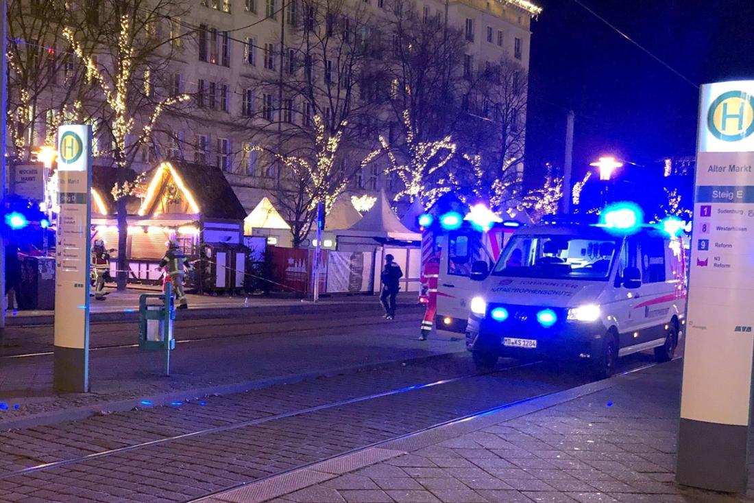 Einsatzkräfte von Rettungsdiensten sind im Einsatz auf dem Weihnachtsmarkt in Magdeburg. Bei einem Anschlag sind am Freitagabend mindestens zwei Menschen gestorben und über 60 verletzt worden.