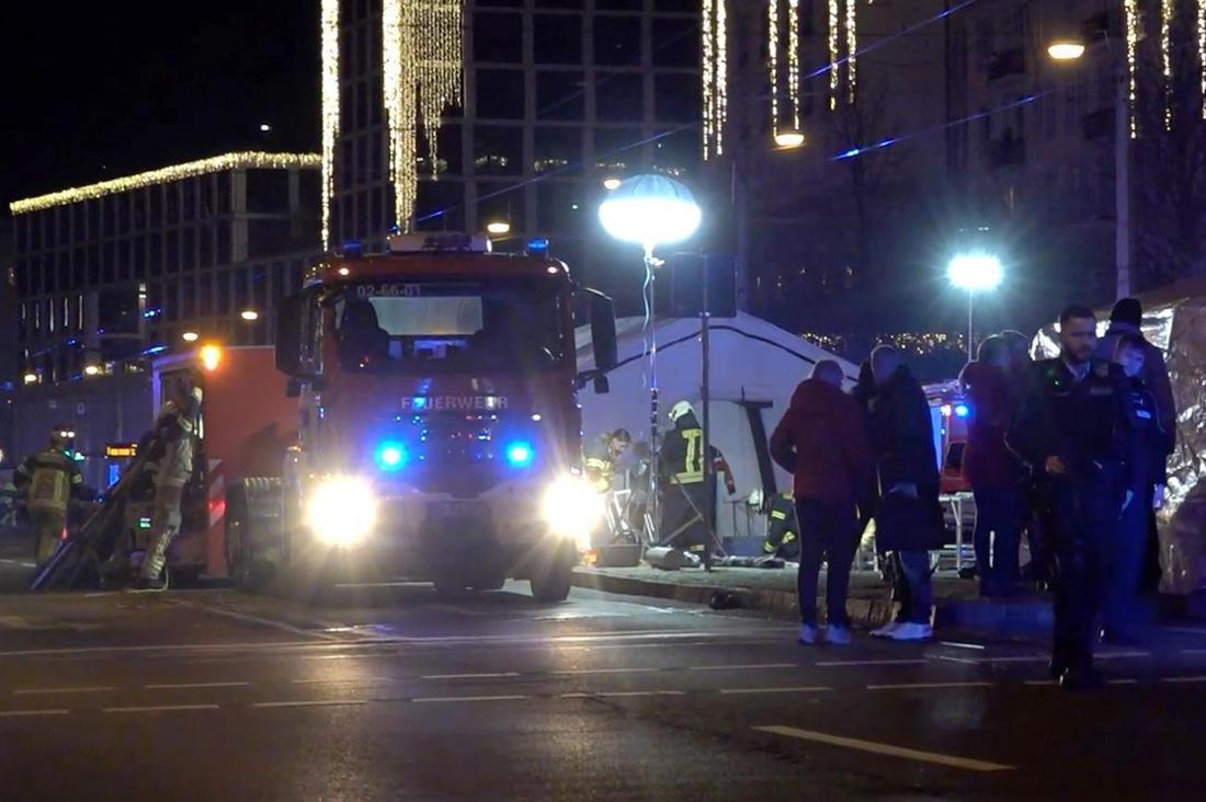 Standbild von einem Video zeigt Einsatzkräfte von Rettungsdiensten, Feuerwehr und Polizei im Einsatz nach dem Anschlag auf dem Weihnachtsmarkt in Magdeburg.