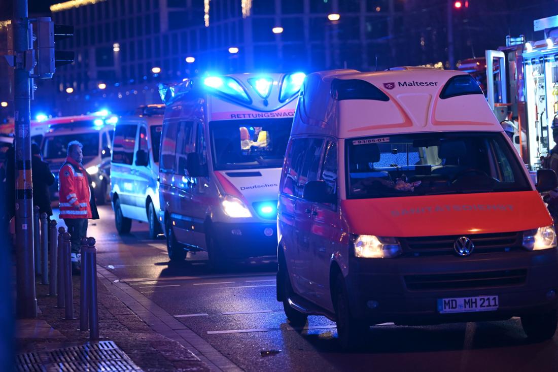 Einsatzkräfte von Rettungsdiensten, Polizei und Feuerwehr sind im Einsatz auf dem Weihnachtsmarkt in Magdeburg. Auf dem Weihnachtsmarkt in Magdeburg ist ein Autofahrer in eine Menschengruppe gefahren.