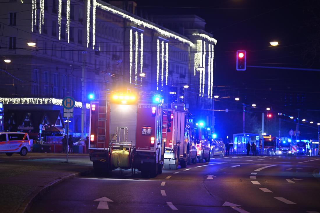 Einsatzkräfte von Rettungsdiensten, Polizei und Feuerwehr sind nach dem Anschlag im Einsatz auf dem Weihnachtsmarkt in Magdeburg. 