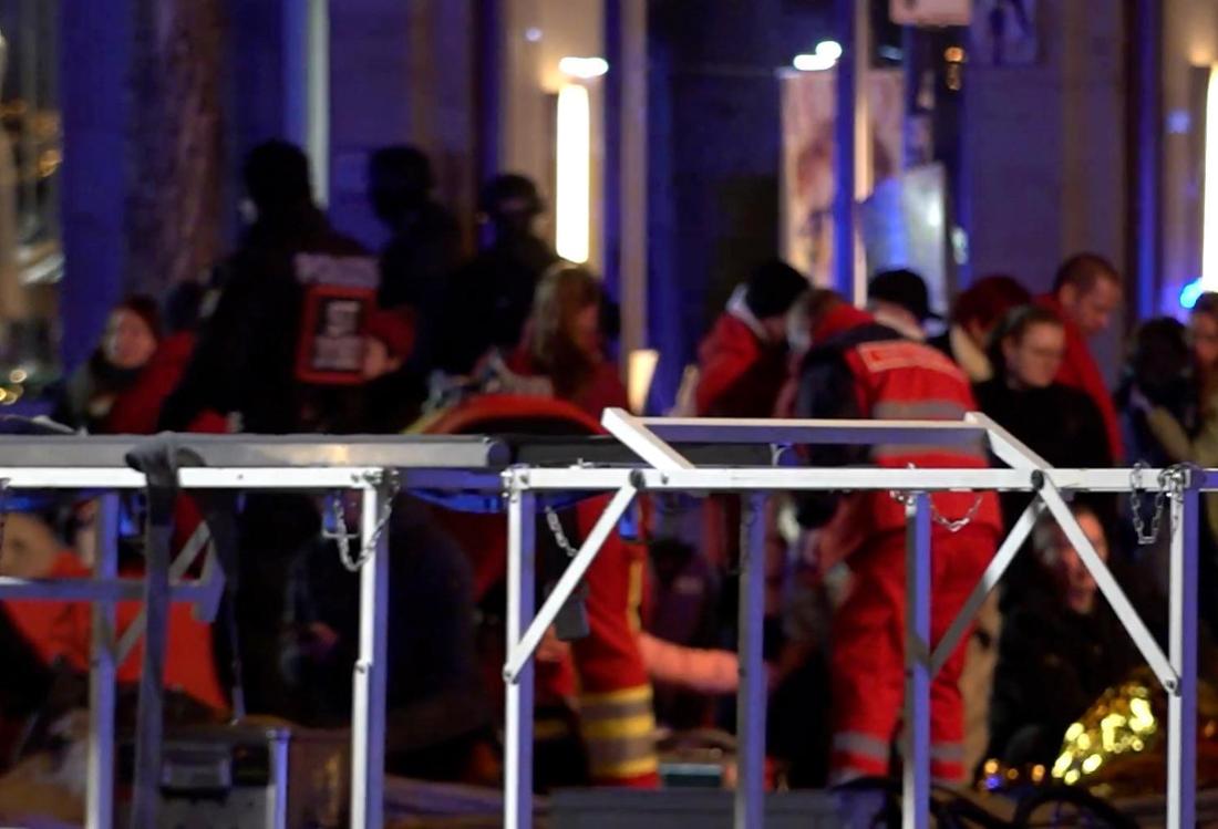 Standbild von einem Video zeigt Einsatzkräfte von Rettungsdiensten im Einsatz bei Verletzten nach dem Anschlag auf dem Weihnachtsmarkt in Magdeburg. 